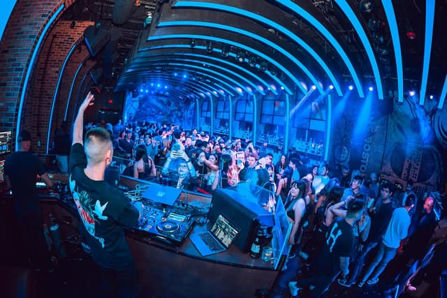 Han nightclub interior featuring stylish seating and ambient lighting